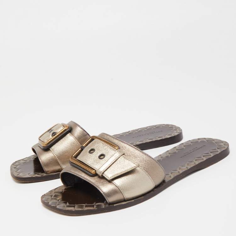 مملوكة مسبقًا Bottega Veneta Metallic Leather Buckle Detail Flat Slides Size 37
