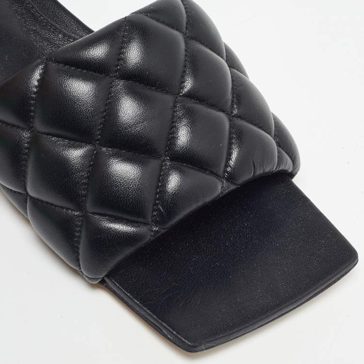 مملوكة مسبقًا Bottega Veneta Black Quilted Leather Lido Flat Slides Size 38