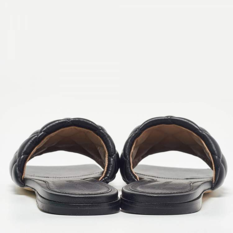 مملوكة مسبقًا Bottega Veneta Black Quilted Leather Lido Flat Slides Size 38