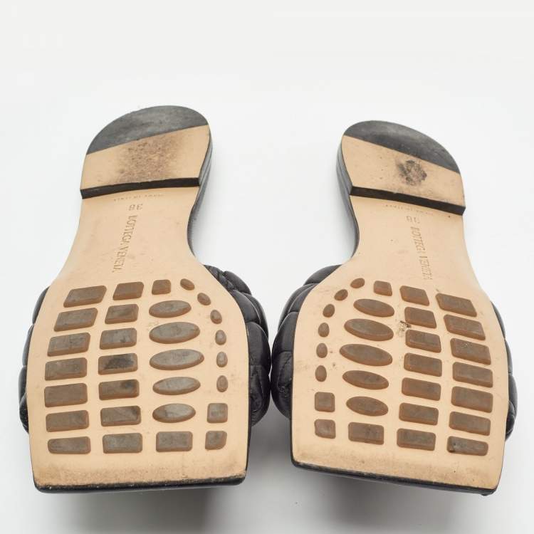مملوكة مسبقًا Bottega Veneta Black Quilted Leather Lido Flat Slides Size 38