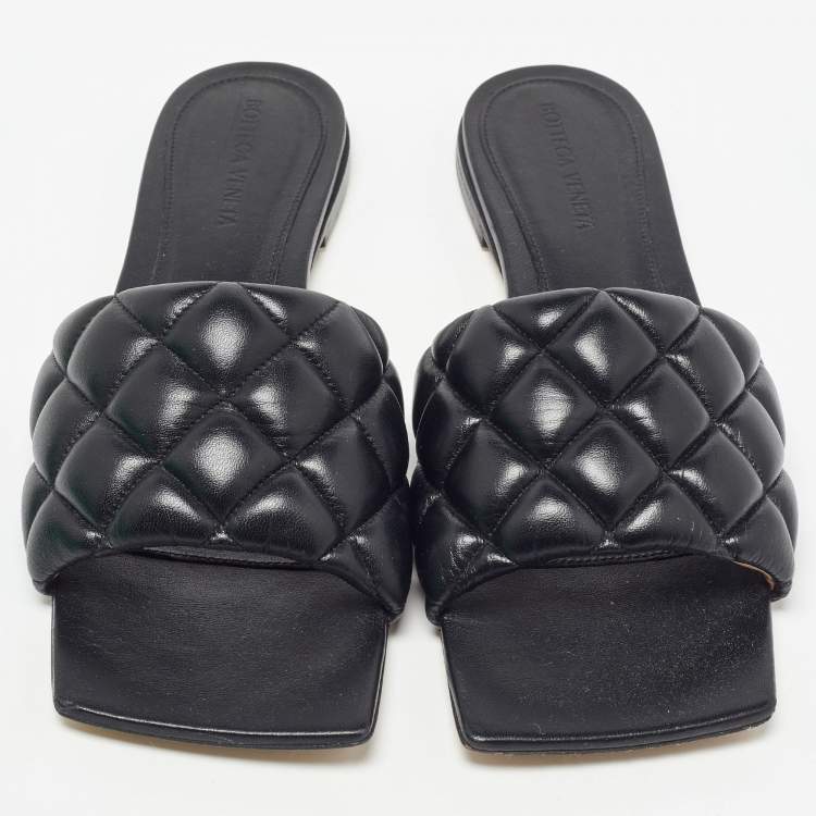 مملوكة مسبقًا Bottega Veneta Black Quilted Leather Lido Flat Slides Size 38