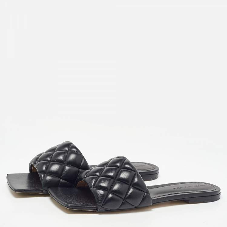 مملوكة مسبقًا Bottega Veneta Black Quilted Leather Lido Flat Slides Size 38
