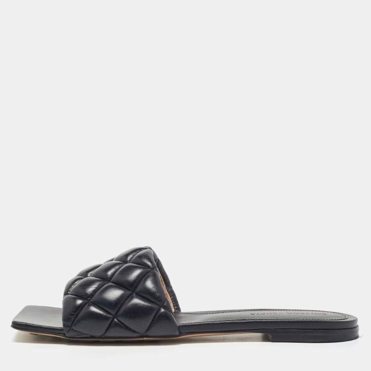 مملوكة مسبقًا Bottega Veneta Black Quilted Leather Lido Flat Slides Size 38