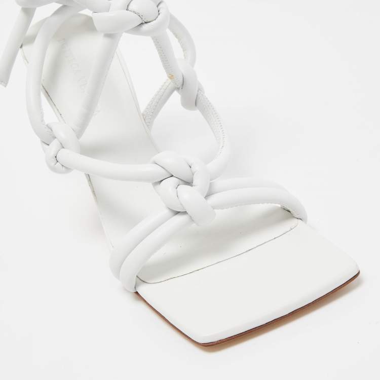 مملوكة مسبقًا Bottega Veneta White Knotted Leather Slingback Ankle Strap Sandals Size 38.5