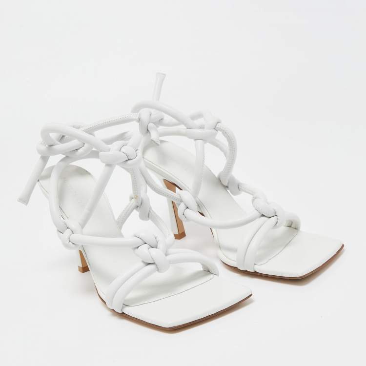 مملوكة مسبقًا Bottega Veneta White Knotted Leather Slingback Ankle Strap Sandals Size 38.5