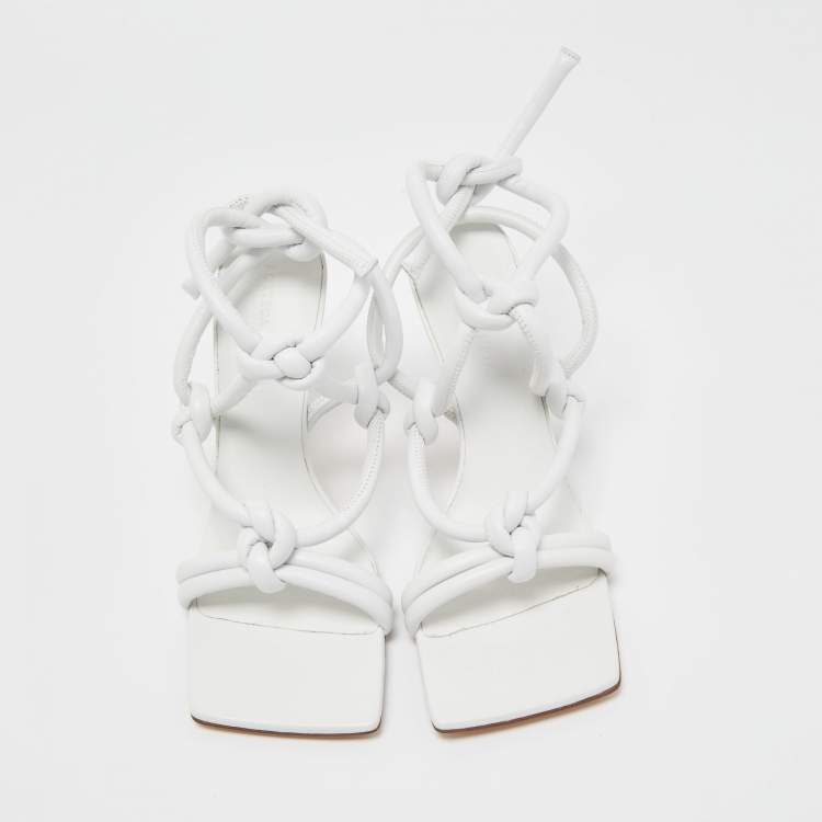 مملوكة مسبقًا Bottega Veneta White Knotted Leather Slingback Ankle Strap Sandals Size 38.5