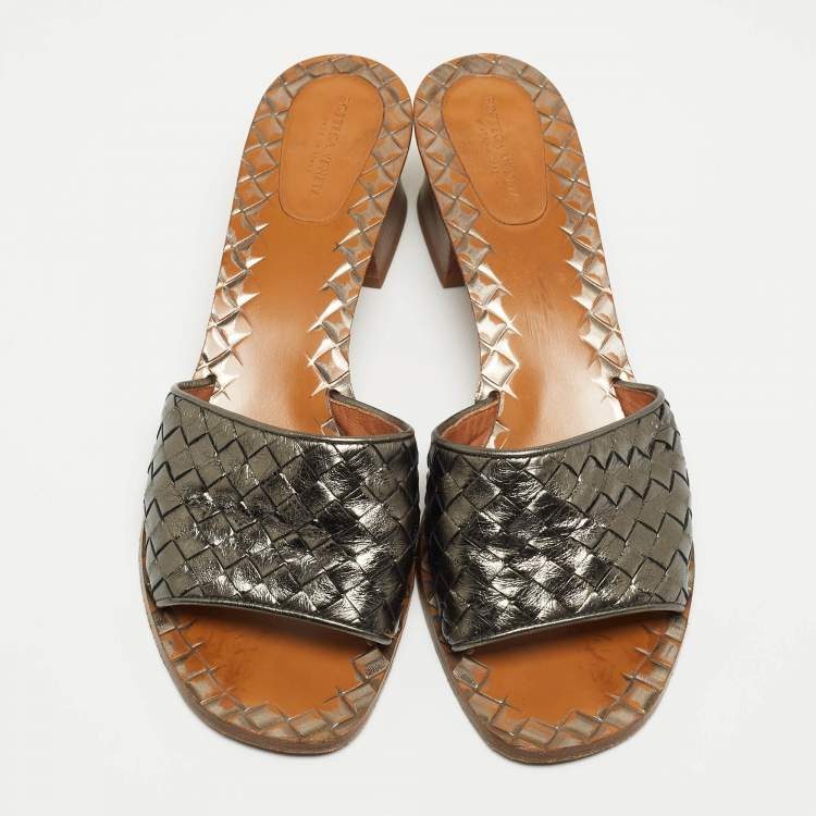 مملوكة مسبقًا Bottega Veneta Metallic Woven Leather Intrecciato Slide Sandals Size 40.5