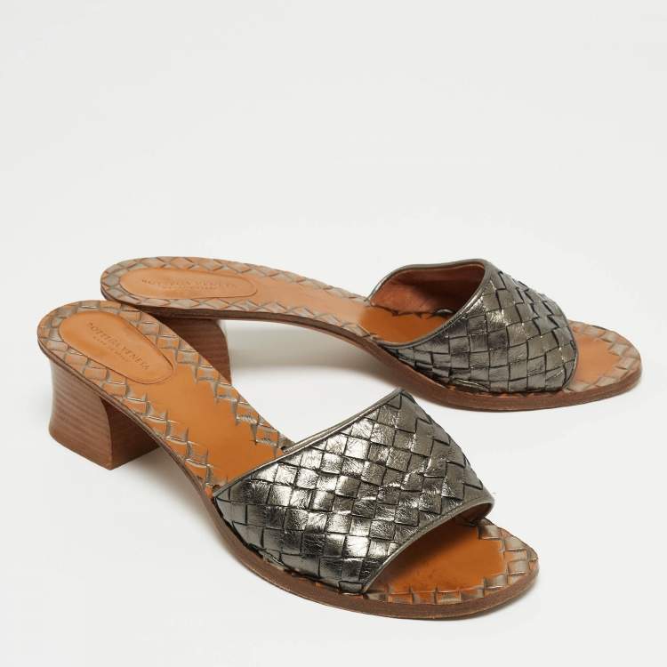 مملوكة مسبقًا Bottega Veneta Metallic Woven Leather Intrecciato Slide Sandals Size 40.5