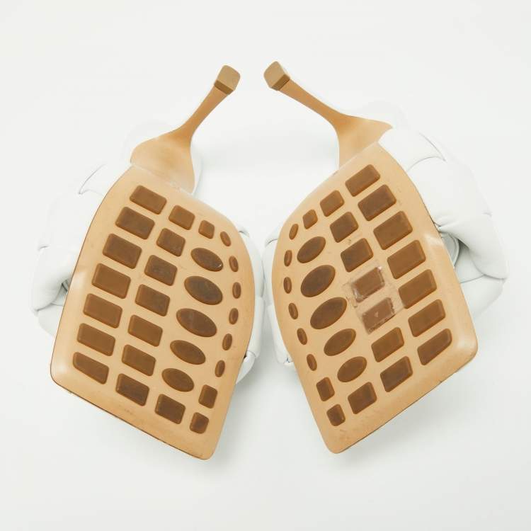 مملوكة مسبقًا Bottega Veneta White Leather Intrecciato Lido Slide Sandals Size 37.5