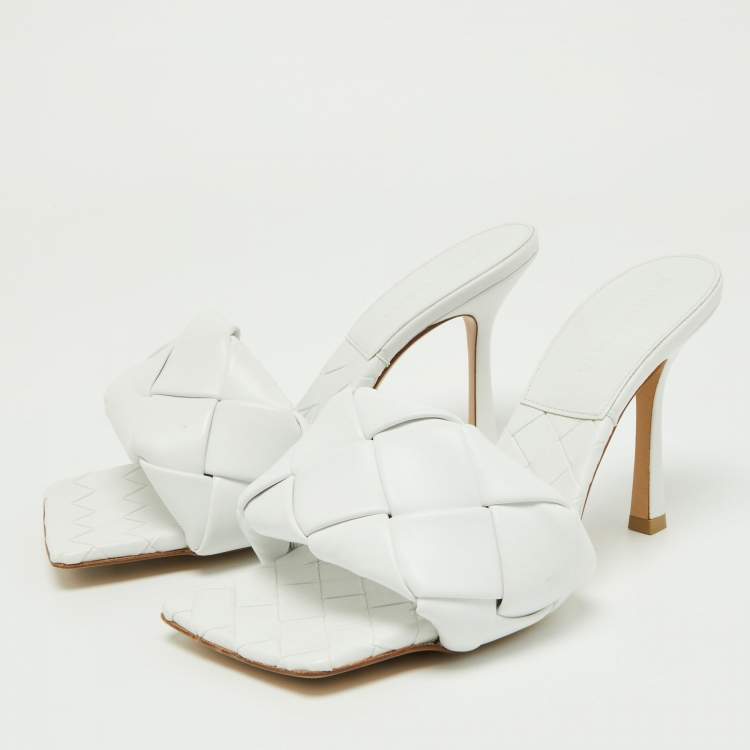 مملوكة مسبقًا Bottega Veneta White Leather Intrecciato Lido Slide Sandals Size 37.5