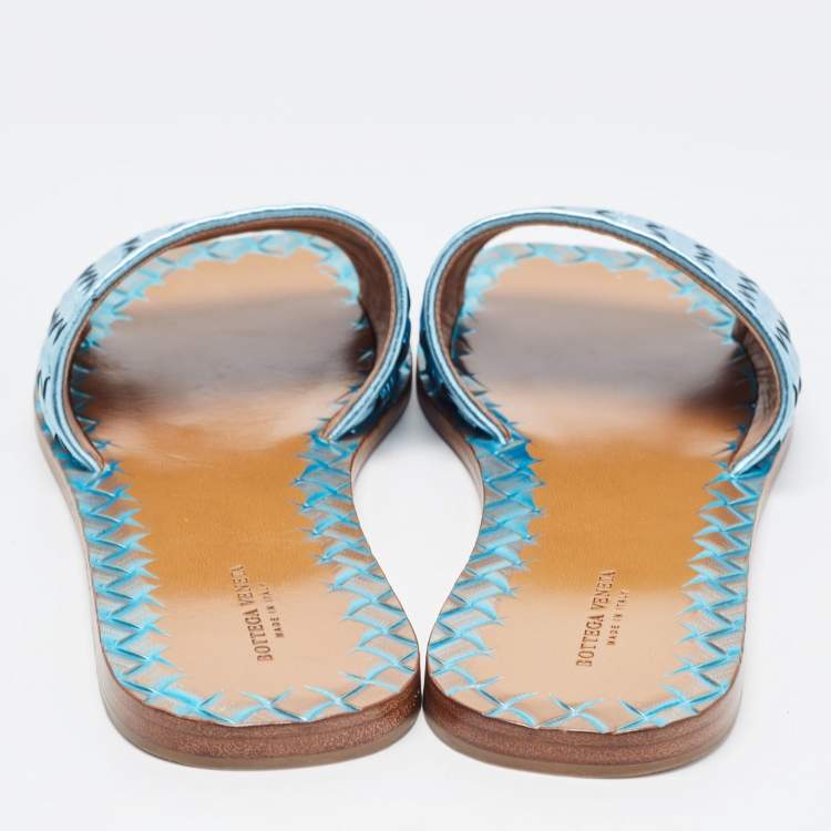 مملوكة مسبقًا Bottega Veneta Metallic Blue Leather Flat Slides Size 38.5