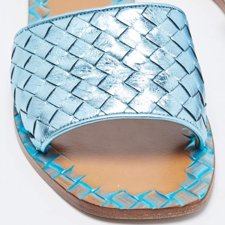مملوكة مسبقًا Bottega Veneta Metallic Blue Leather Flat Slides Size 38.5