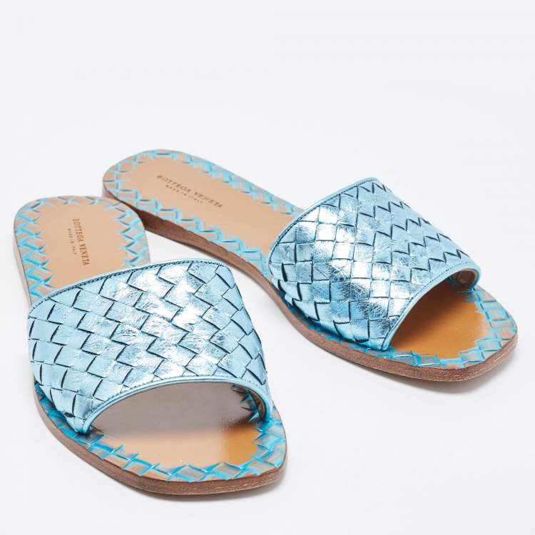 مملوكة مسبقًا Bottega Veneta Metallic Blue Leather Flat Slides Size 38.5