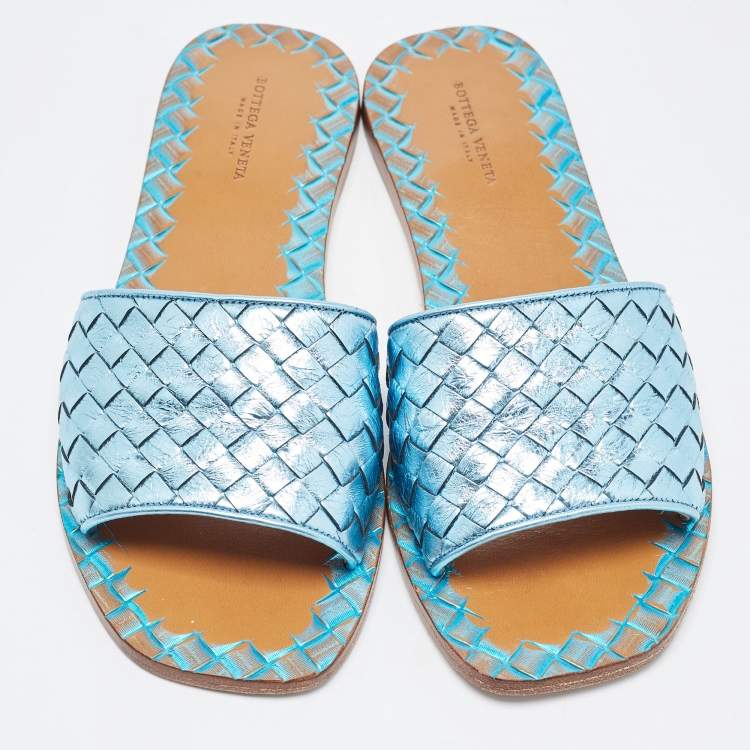 مملوكة مسبقًا Bottega Veneta Metallic Blue Leather Flat Slides Size 38.5