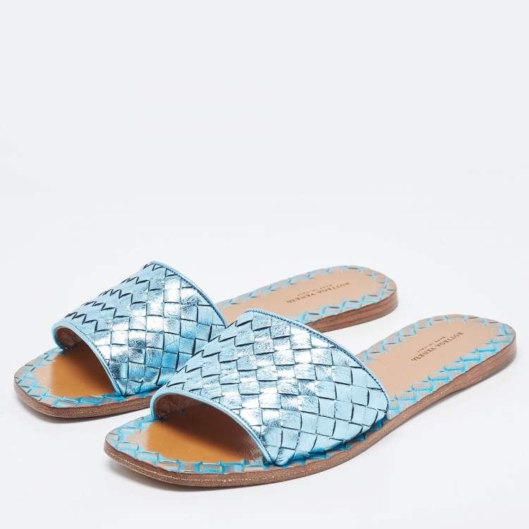 مملوكة مسبقًا Bottega Veneta Metallic Blue Leather Flat Slides Size 38.5