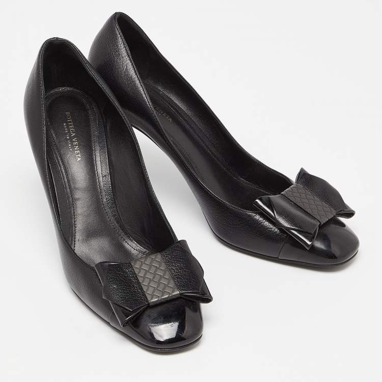 Pre Owned Bottega Veneta Black Leather and Patent Cap Toe Bow Pumps Size 38.5