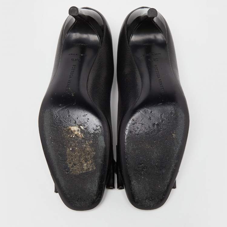 Pre Owned Bottega Veneta Black Leather and Patent Cap Toe Bow Pumps Size 38.5