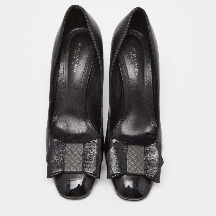 Pre Owned Bottega Veneta Black Leather and Patent Cap Toe Bow Pumps Size 38.5