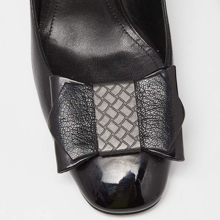Pre Owned Bottega Veneta Black Leather and Patent Cap Toe Bow Pumps Size 38.5