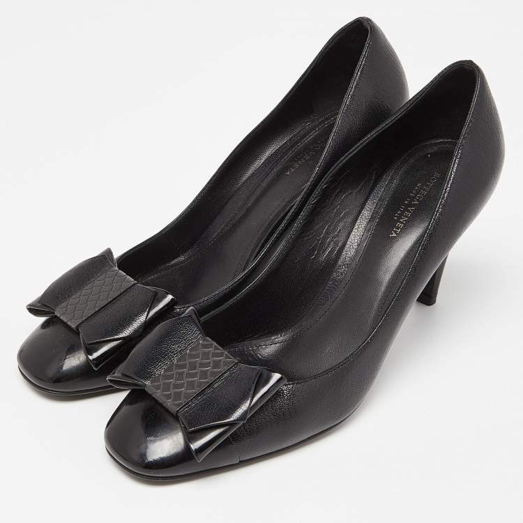 Pre Owned Bottega Veneta Black Leather and Patent Cap Toe Bow Pumps Size 38.5