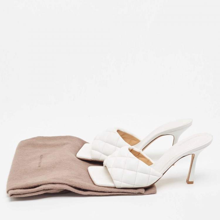 مملوكة مسبقًا Bottega Veneta White Quilted Leather Slide Sandals Size 37.5