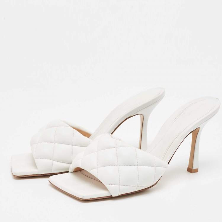 مملوكة مسبقًا Bottega Veneta White Quilted Leather Slide Sandals Size 37.5