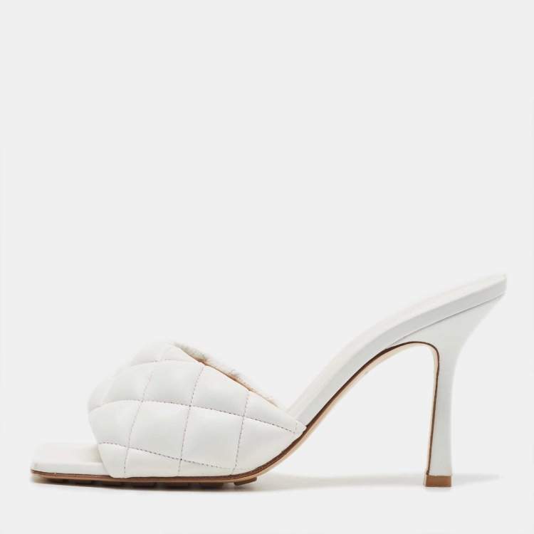 مملوكة مسبقًا Bottega Veneta White Quilted Leather Slide Sandals Size 37.5