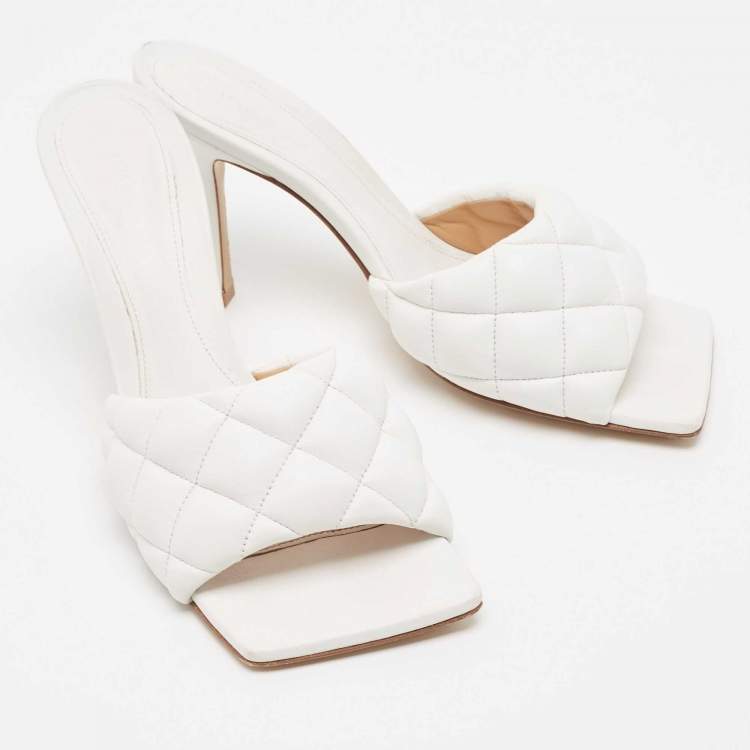 مملوكة مسبقًا Bottega Veneta White Quilted Leather Slide Sandals Size 37.5