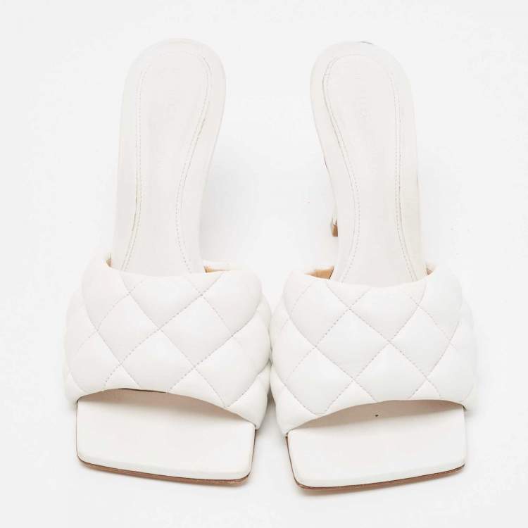 مملوكة مسبقًا Bottega Veneta White Quilted Leather Slide Sandals Size 37.5
