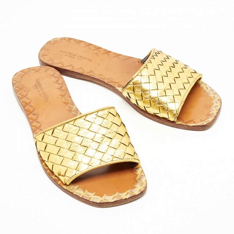 مملوكة مسبقًا Bottega Veneta Metallic Gold Intrecciato Leather Flat Slides Size 37.5