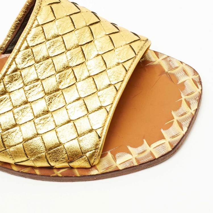 مملوكة مسبقًا Bottega Veneta Metallic Gold Intrecciato Leather Flat Slides Size 37.5