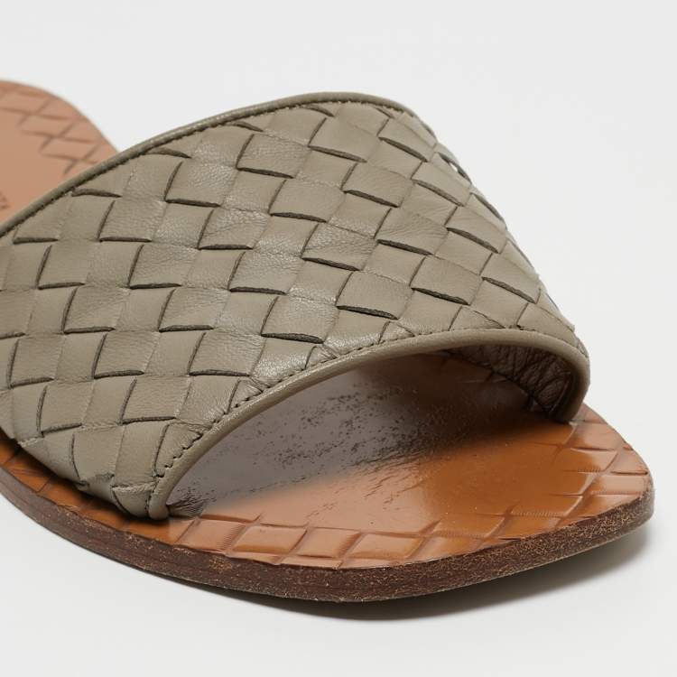 مملوكة مسبقًا Bottega Veneta Grey Intrecciato Leather Flat Slides Size 37