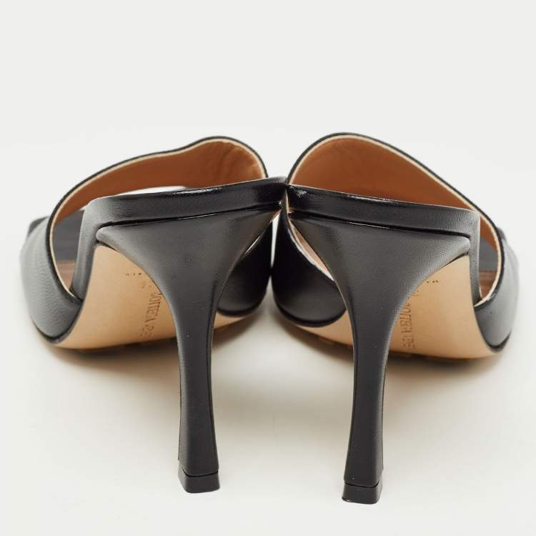 مملوكة مسبقًا Bottega Veneta Black Leather Stretch Slide Sandals Size 39.5