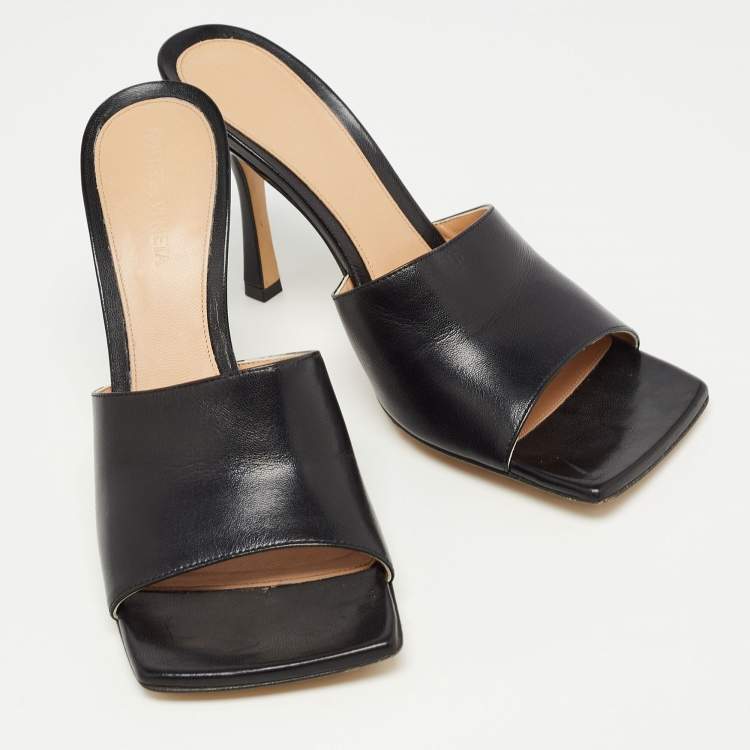 مملوكة مسبقًا Bottega Veneta Black Leather Stretch Slide Sandals Size 39.5