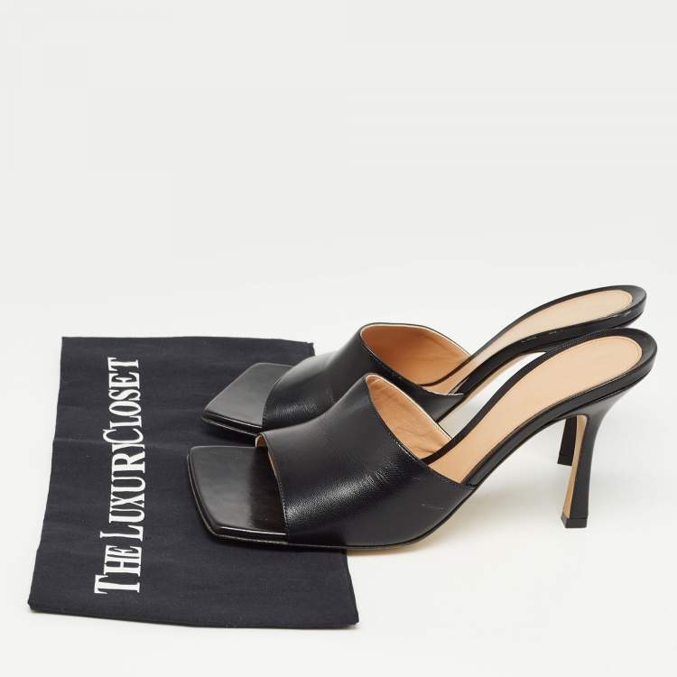مملوكة مسبقًا Bottega Veneta Black Leather Stretch Slide Sandals Size 39.5