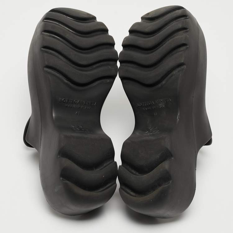 مملوكة مسبقًا Bottega Veneta Black Rubber Flash Mules Size 41