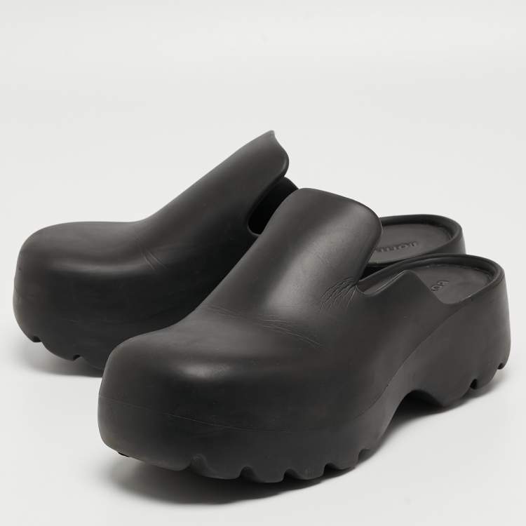 مملوكة مسبقًا Bottega Veneta Black Rubber Flash Mules Size 41