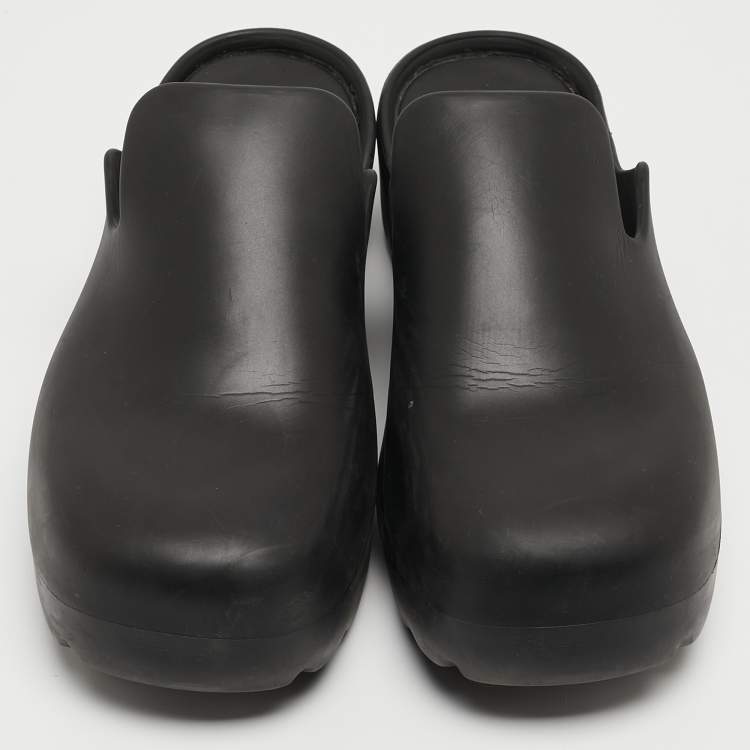مملوكة مسبقًا Bottega Veneta Black Rubber Flash Mules Size 41
