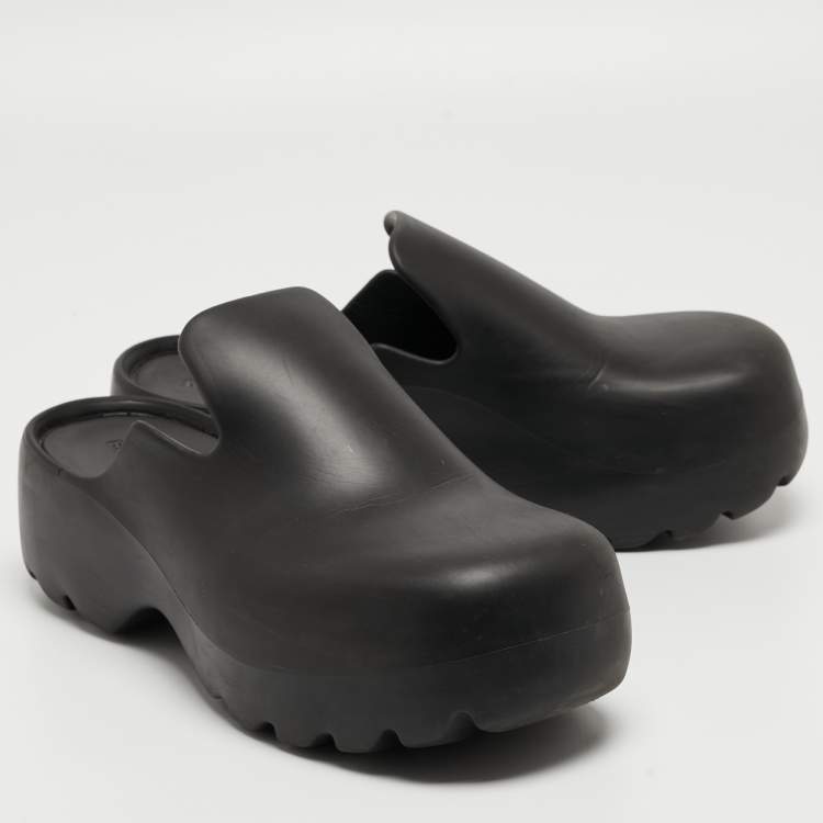 مملوكة مسبقًا Bottega Veneta Black Rubber Flash Mules Size 41