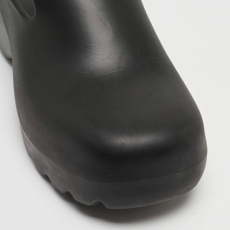 مملوكة مسبقًا Bottega Veneta Black Rubber Flash Mules Size 41