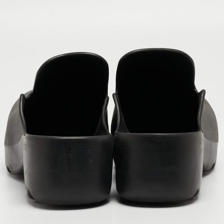 مملوكة مسبقًا Bottega Veneta Black Rubber Flash Mules Size 41