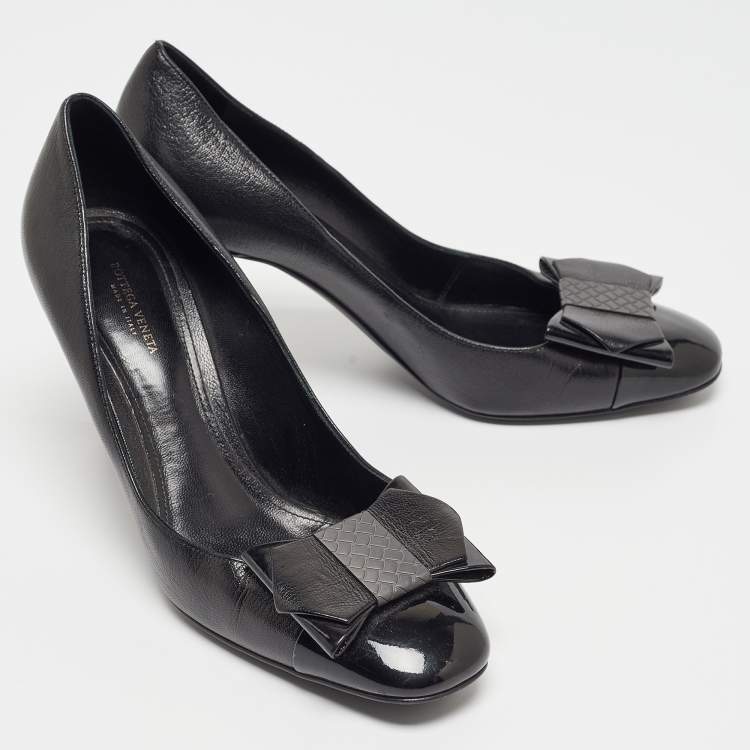 Pre Owned Bottega Veneta Black Patent and Leather Cap Toe Bow Pumps Size 40