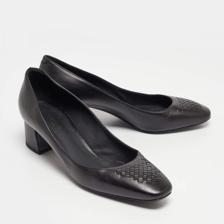 مملوكة مسبقًا Bottega Veneta Black Leather Block Heel Pumps Size 39
