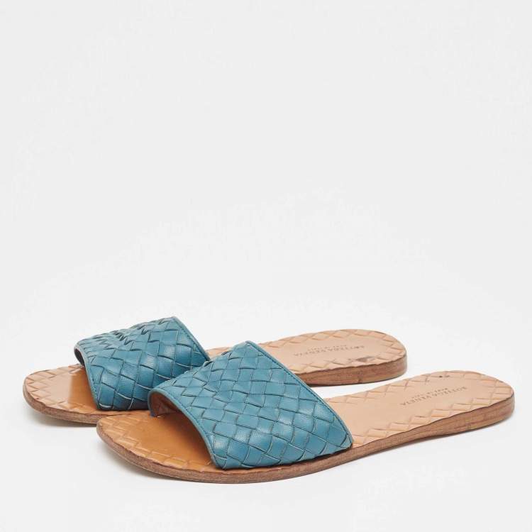 مملوكة مسبقًا Bottega Veneta Blue Intrecciato Leather Flat Slides Size 36