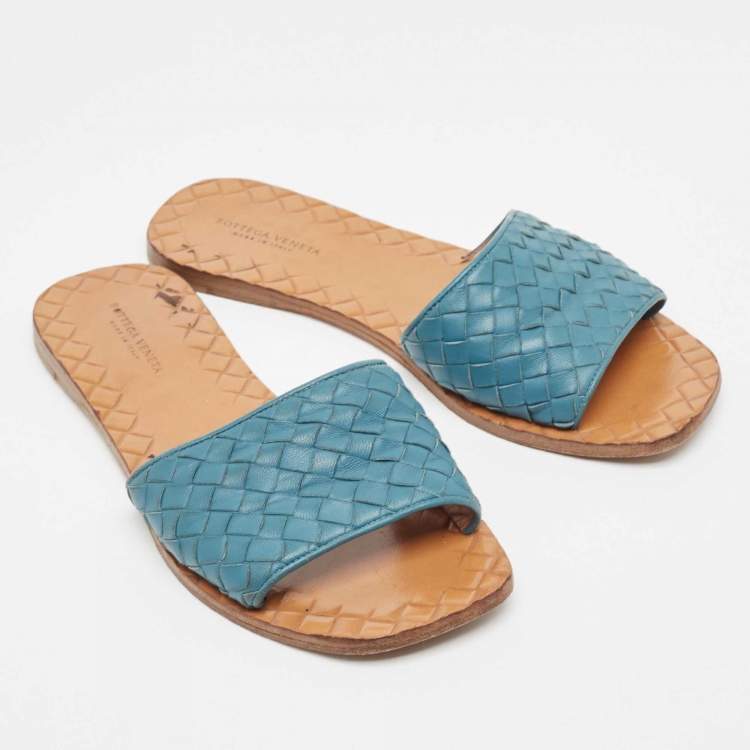 مملوكة مسبقًا Bottega Veneta Blue Intrecciato Leather Flat Slides Size 36