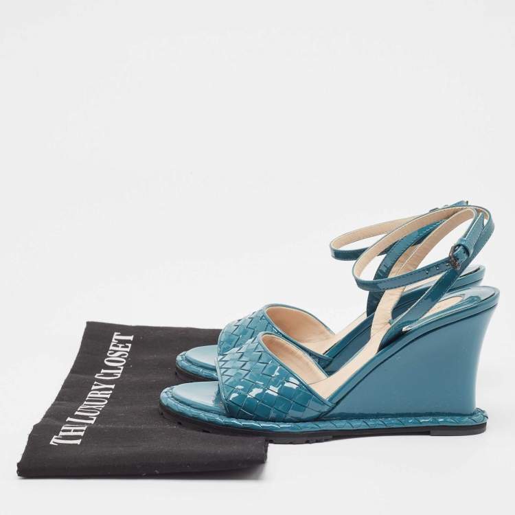 مملوكة مسبقًا Bottega Veneta Blue Intrecciato Patent Leather Wedge Ankle Strap Sandals Size 36