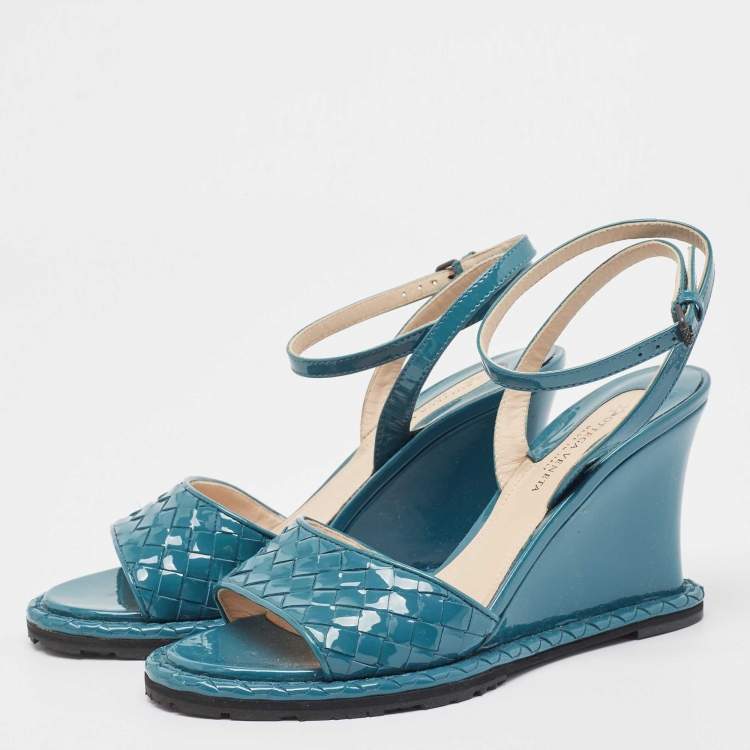 مملوكة مسبقًا Bottega Veneta Blue Intrecciato Patent Leather Wedge Ankle Strap Sandals Size 36