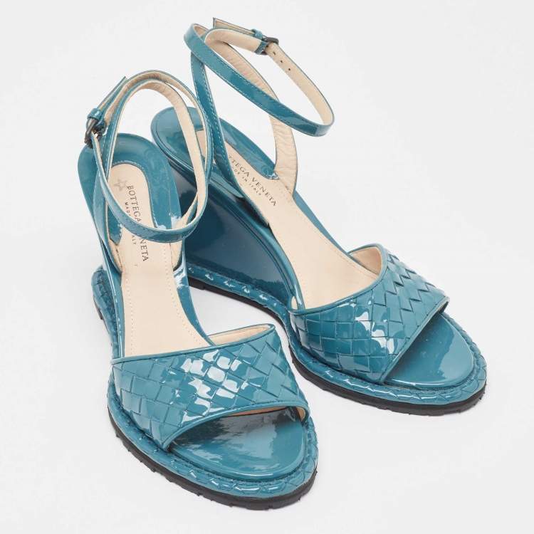مملوكة مسبقًا Bottega Veneta Blue Intrecciato Patent Leather Wedge Ankle Strap Sandals Size 36