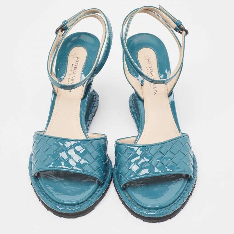 مملوكة مسبقًا Bottega Veneta Blue Intrecciato Patent Leather Wedge Ankle Strap Sandals Size 36