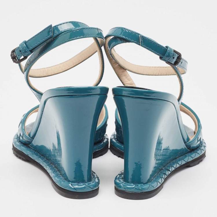 مملوكة مسبقًا Bottega Veneta Blue Intrecciato Patent Leather Wedge Ankle Strap Sandals Size 36